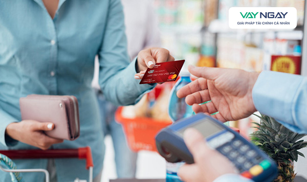 Mua hàng trả góp bằng thẻ tín dụng với lãi suất ưu đãi